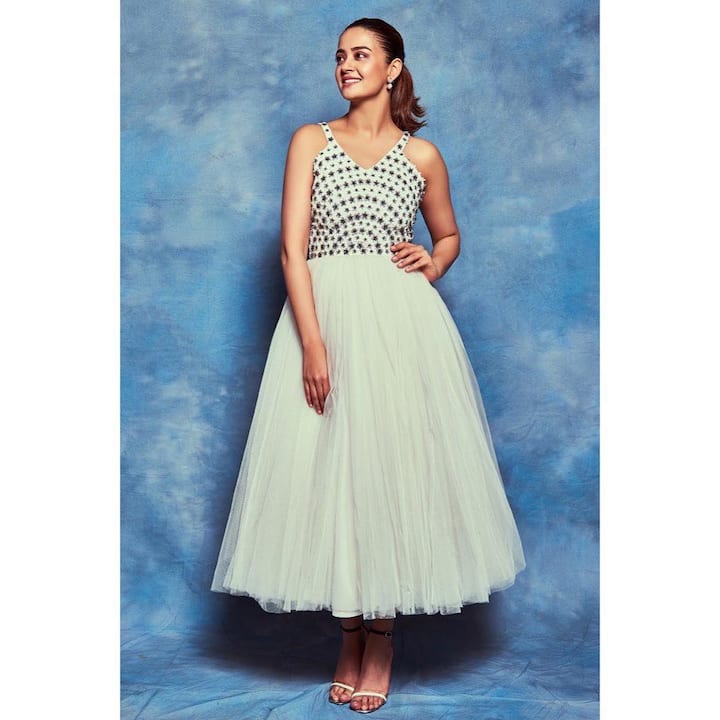 अपनी स्माइल से फैन्स के दिलों पर छुरियां चलाने वाली सुरवीन चावला पंजाबी इंडस्ट्री को कई हिट फिल्में दे चुकी हैं.