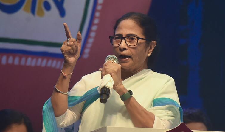 Mamata Banerjee says if govt employee tmc leaders dont work fir against it in jhargram meeting Mamata Banerjee: ‘সমব্যথী প্রকল্পে টাকা কম পেলে থানায় এফআইআর করুন’, ঝাড়গ্রামের সভা থেকে হুঁশিয়ারি মুখ্যমন্ত্রীর