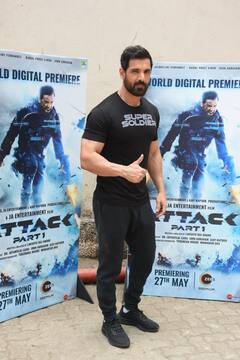 Photo: मस्कुलर बॉडी के साथ John Abraham ने मारी एंट्री, ऑल ब्लैक लुक में देख फैंस बोले- हैंडसम हंक