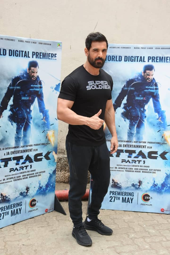 हाल ही में मीडिया के कैमरों ने जॉन अब्राहम को महबूब स्टूडियो में शूट करता स्पॉट किया गया है.