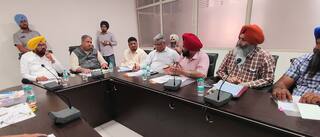 ਕੁਲਦੀਪ ਧਾਲੀਵਾਲ ਨੇ ਡੇਅਰੀ ਫਾਰਮਰਾਂ ਨੂੰ ਦਿੱਤਾ ਭਰੋਸਾ, ਜਲਦ ਹੱਲ ਕੀਤੀਆਂ ਜਾਣਗੀਆਂ ਡੇਅਰੀ ਫਾਰਮਰਾਂ ਦੀਆਂ ਜਾਇਜ਼ ਮੰਗਾਂ