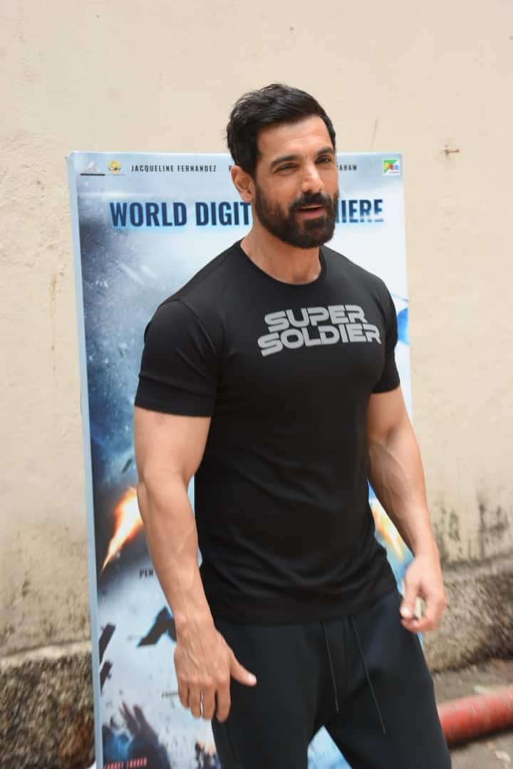 ऑल ब्लैक लुक में जॉन ने वैनिटी वैन में जाने से पहले मीडिया के कैमरा में अपनी मस्कुलर बॉडी फ्लॉन्ट करते हुए कई पोसेस भी दिए हैं.