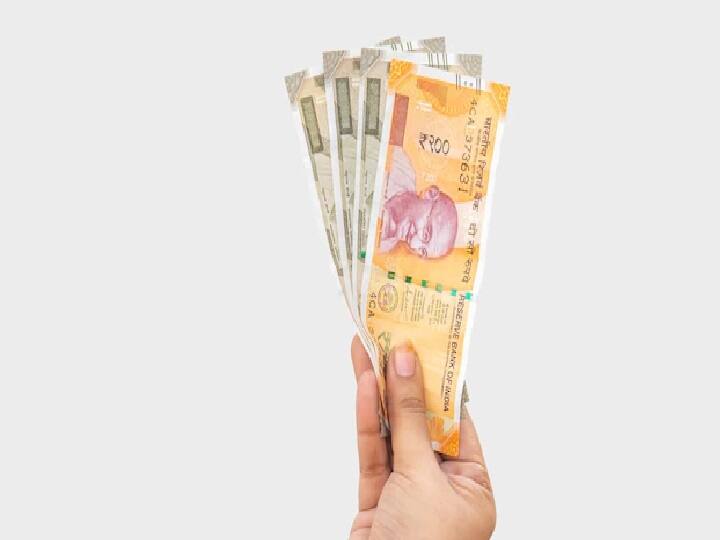 इस स्कीम पर ग्राहकों को लोन की सुविधा भी मिलती है. आप पॉलिसी का प्रीमियम देने और 3 महीने की फ्री लुक पीरियड पूरा होने के बाद इसपर लोन ले सकते हैं. वहीं मल्टीपल प्रीमियम पेमेंट ऑप्शन में 2 साल की प्रीमियम के बाद आप पॉलिसी पर लोन ले सकते हैं. इसके साथ ही बता दें कि पॉलिसी पर निवेश करने पर आपको इनकम टैक्स की धारा 80C के तहत छूट मिलती है.