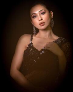 Mimi Chakraborty: কালো শাড়ি, আলো আঁধারিতে- মোহময়ী ফটোশ্যুট মিমির