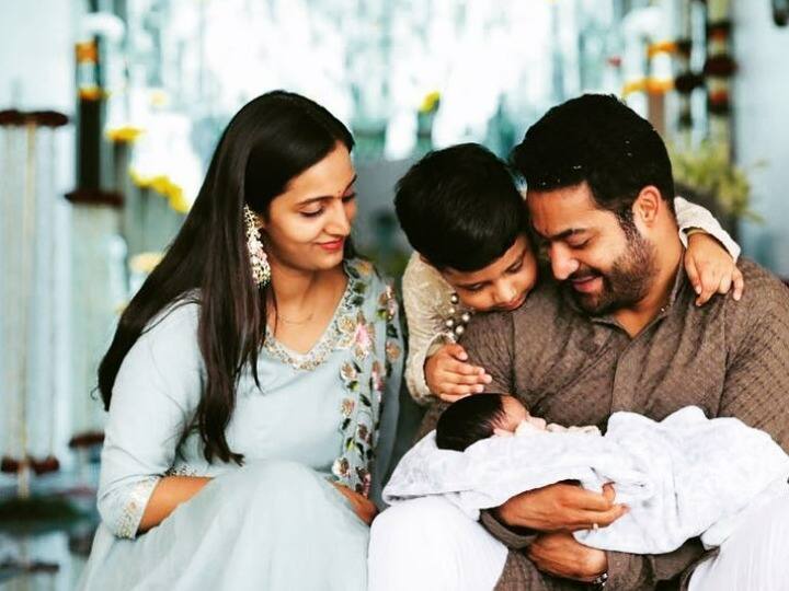 साउथ फिल्मों के सुपरस्टार जूनियर एनटीआर अपनी एक्टिंग से सभी का दिल जीत चुके हैं. एनटीआर प्रोफेशनल लाइफ को लेकर सुर्खियों में रहते हैं मगर उनकी लव लाइफ के बारे में बहुत ही कम लोगों को पता है. आज एनटीआर अपना 39वां जन्मदिन मना रहे हैं. उनका जन्म 20 मई 1983 को हैदराबाद में हुआ था. आज जूनियर एनटीआर के बर्थडे पर आपको उनकी और लक्ष्मी प्रणती की लव स्टोरी के बारे में बताते हैं.