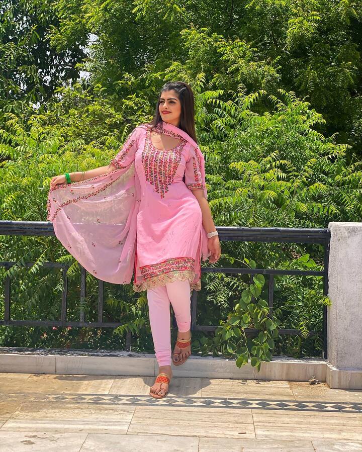 उन्होंने पिंक कलर के सूट के साथ लैगी कैरी की है और दुपट्टे को लहराते हुए कैमरा के लिए पोज दे रही हैं.