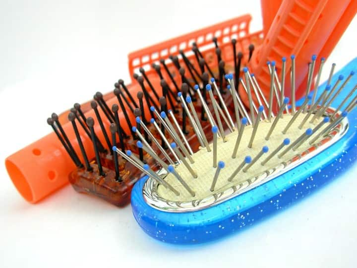 how to choose right hair brush and comb to keep you hair healthy and tidy Hair Care Tips: बालों को रखना है मज़बूत तो सही हेयर ब्रश का करें सेलेक्शन, जानें कैसे?