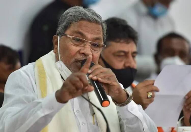 `குழந்தைகளின் மனதில் நஞ்சை விதைக்காதீர்கள்!’ - பாடப்புத்தகங்களில் ஆர்.எஸ்.எஸ் தலைவரின் உரையை எதிர்க்கும் சித்தராமய்யா! Congress leader Siddaramaiah raises voice against Karnataka BJP move to include RSS founder Hedgewar speech in school textbooks `குழந்தைகளின் மனதில் நஞ்சை விதைக்காதீர்கள்!’ - பாடப்புத்தகங்களில் ஆர்.எஸ்.எஸ் தலைவரின் உரையை எதிர்க்கும் சித்தராமய்யா!