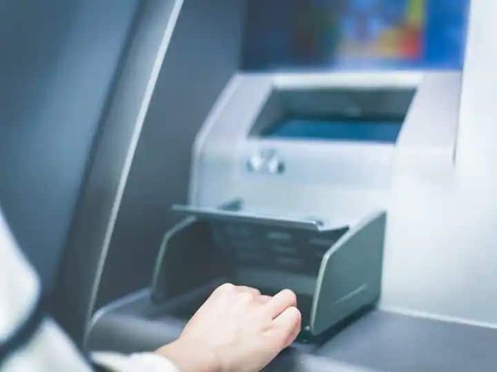 Offer cardless cash withdrawal, instructions to RBI's bank-ATM operators Cardless Cash Withdrawal: कार्डलेस कॅश काढण्याची ऑफर द्या, आरबीआयच्या बँका-एटीएम ऑपरेटर्सना सूचना