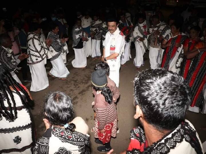 Chief Minister MK Stalin dancing with the Todar tribes in Ooty Watch Video : தோடர் பழங்குடி மக்களுடன் நடனமாடிய முதலமைச்சர் மு.க.ஸ்டாலின் - வீடியோ