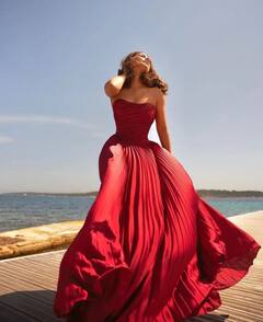 ਆਫ ਸ਼ੋਲਡਰ ਰੈੱਡ ਕਲਰ ਗਾਊਨ 'ਚ ਹਿਨਾ ਖ਼ਾਨ ਦੇ ਹੁਸਨ ਨੇ ਲੁੱਟਿਆ ਫੈਨਸ ਦਾ ਦਿਲ, ਵੇਖੋ Cannes 2022 'ਚ ਸਟਾਰ ਦੇ ਜਲਵੇ