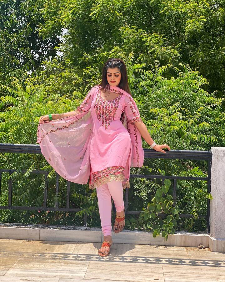 लेकिन हाल ही में उनका बोल्ड नहीं बल्कि बेहद ही सिपल और एलीगेंट अवतार देखने को मिला हैं.