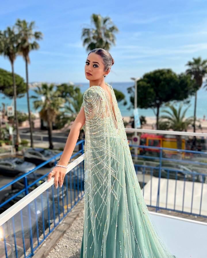 The actress, who is often praised for her sense of style, looked absolutely stunning in a gown that had shimmering elements in it. Nevertheless, the most impressive part of Helly's confident look.