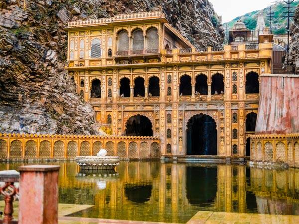 ये प्राचीन मंदिर अरावली की ऊंची पहाड़ियों पर बनाया गया है. जिसके चारों तरफ हरियाला का सुंदर नजारा देखने को मिलता है.