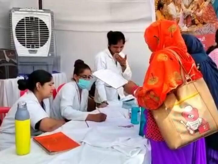 देश में आजादी के 75वीं वर्षगांठ को 'अमृत महोत्सव' के रूप में मनाया जा रहा है. जिसके तहत स्वास्थ विभाग द्वारा दो दिवसीय हेल्थ कैंप इंदौर के नेहरू स्टेडियम में आयोजित किया गया. जिसमें बड़ी संख्या में लोग अपना स्वास्थ्य परीक्षण करा रहे हैं.