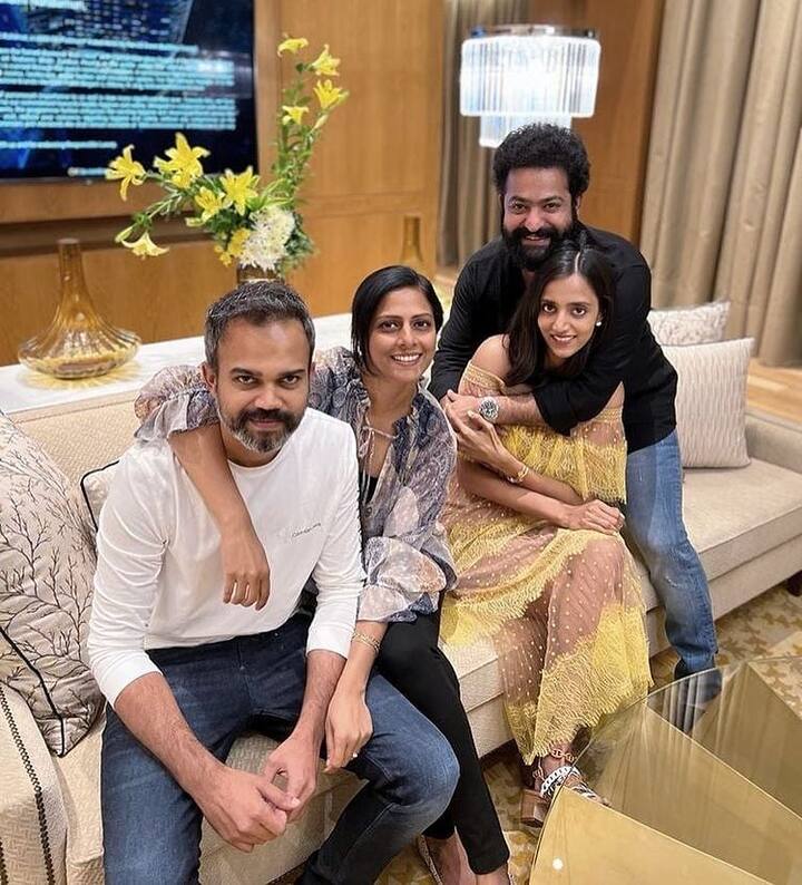 NTR और लक्ष्मी के दो बेटे हैं. वह अपने दोनों बेटों के साथ तस्वीरें शेयर करते रहते हैं. वह फैमिली के साथ मस्ती करती नजर आते हैं.