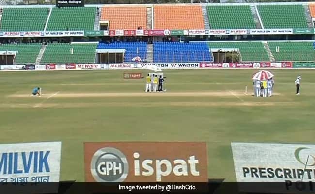 BAN vs SL: भीषण गर्मी की वजह से बिगड़ी अंपायर की तबीयत, खिलाड़ियों के लिए आया बड़ा छाता, देखें Photo Umpire Richard Kettlebrough's health deteriorated due to scorching heat during the Test match between Bangladesh and Sri Lanka in Chittagong BAN vs SL: भीषण गर्मी की वजह से बिगड़ी अंपायर की तबीयत, खिलाड़ियों के लिए आया बड़ा छाता, देखें Photo