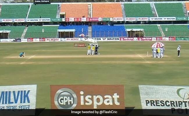 Umpire Richard Kettlebrough's health deteriorated due to scorching heat during the Test match between Bangladesh and Sri Lanka in Chittagong BAN vs SL: भीषण गर्मी की वजह से बिगड़ी अंपायर की तबीयत, खिलाड़ियों के लिए आया बड़ा छाता, देखें Photo