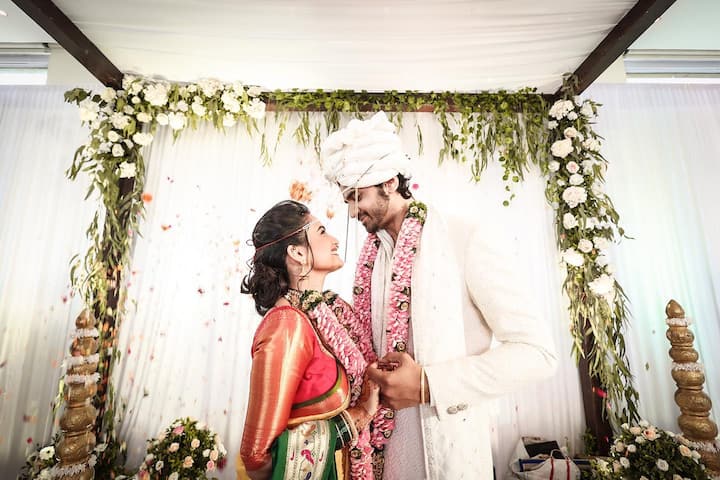 हृता आणि प्रतीक यांचा साखरपुडा २५ डिसेंबर २०२१ रोजी पार पडला होता. त्यानंतर हे दोघं लग्न कधी करणार याकडेच चाहत्यांचं लक्ष लागून राहिलं होतं.(photo:prateekshah1/ig)