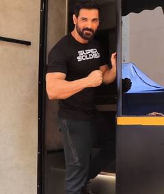 ਆਲ ਬਲੈਕ ਲੁੱਕ 'ਚ John Abraham ਦੀ ਐਂਟਰੀ, ਹੈਂਡਸਮ ਹੰਕ ਨੂੰ ਵੇਖ ਖੁਸ਼ ਹੋਏ ਫੈਨਸ