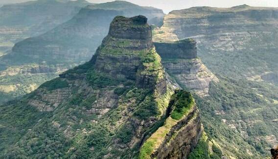 Maharashtra Tracking Places: महाराष्ट्र के ये किले ट्रैकिंग के लिए है बेस्ट, वेकेशन में जरूर करें यहां की सैर