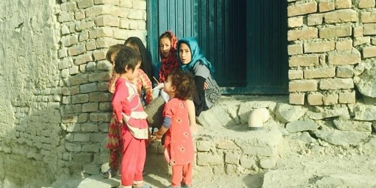 Afghanistan Taliban say they keep naughty women at home rest of the girls go back into high school soon Afghanistan News: 'বাধ্যতামূলক নয় হিজাব', 'নচ্ছার' মেয়েরা বাড়িতেই, স্কুলে যাবে বাকিরা, ঘোষণা তালিবানের