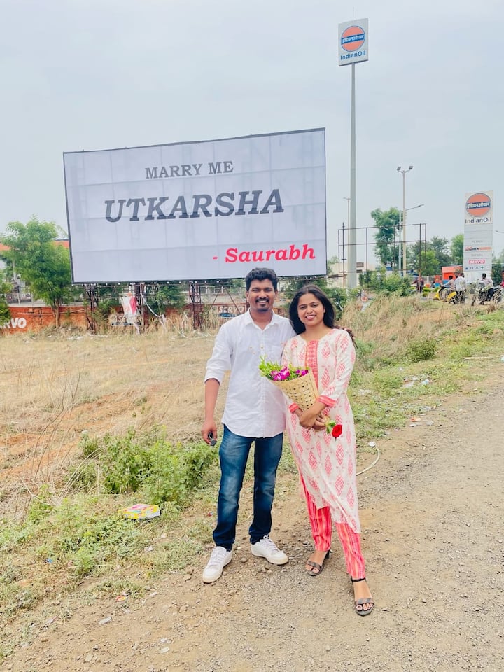या होर्डिंगचे आणि सौरभ-उत्कर्षाचे प्रपोज करतानाचे फोटो सध्या सोशल मीडियावर व्हायरल होत आहेत.