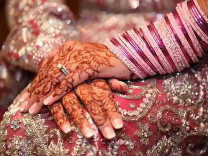 MP Indore bride who went to get the wedding makeup absconded with the lover ANN Indore News: शादी का मेकअप कराने गई दुल्हन प्रेमी के संग फरार, बारात लेकर पहुंचा दूल्हा करता रहा इंतजार