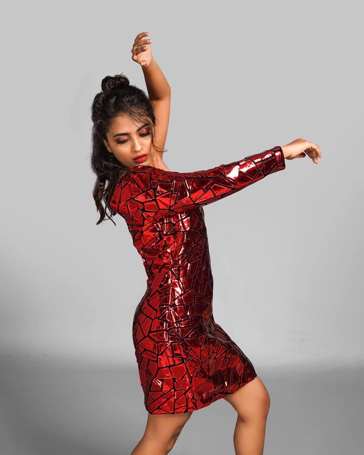 ఇప్పుడ మోడలింగ్ అవకాశాలను కూడా దక్కించుకుంటోంది. -Image Credit:Alekhya Harika/Instagram