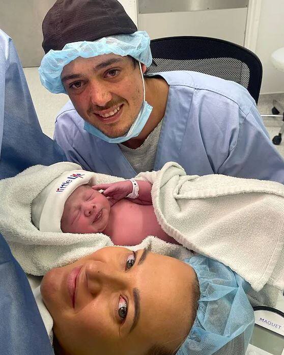 ਉਨ੍ਹਾਂ ਦੀ ਬੱਲੇਬਾਜ਼ੀ ਦੀ ਤਰ੍ਹਾਂ ਕਵਿੰਟਨ ਡੀ ਕਾਕ ਦੀ ਨਿੱਜੀ ਜ਼ਿੰਦਗੀ ਵੀ ਬਹੁਤ ਰੋਮਾਂਚਕ ਰਹੀ ਹੈ। ਕਵਿੰਟਨ ਡੀ ਕਾਕ ਨੂੰ ਚੀਅਰਲੀਡਰ ਦੇ ਪਿਆਰ ਵਿੱਚ ਕਲੀਨ ਬੋਲਡ ਕੀਤਾ ਗਿਆ ਸੀ।