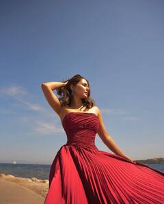 Cannes 2022: ऑफ शोल्डर रेड गाउन में Hina Khan ने गिराई बिजलियां, खूबसूरत अदाओं से लूट ली महफिल