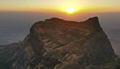 Maharashtra Tracking Places: महाराष्ट्र के ये किले ट्रैकिंग के लिए है बेस्ट, वेकेशन में जरूर करें यहां की सैर