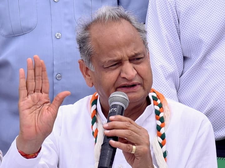 Rajasthan News CM Ashok Gehlot reaction on CBI raid in brother Agrasen Gehlot house said he is innocent Rajasthan News: भाई के घर में CBI के छापे पर आई सीएम अशोक गहलोत की पहली प्रतिक्रिया, जानें- क्या कहा?