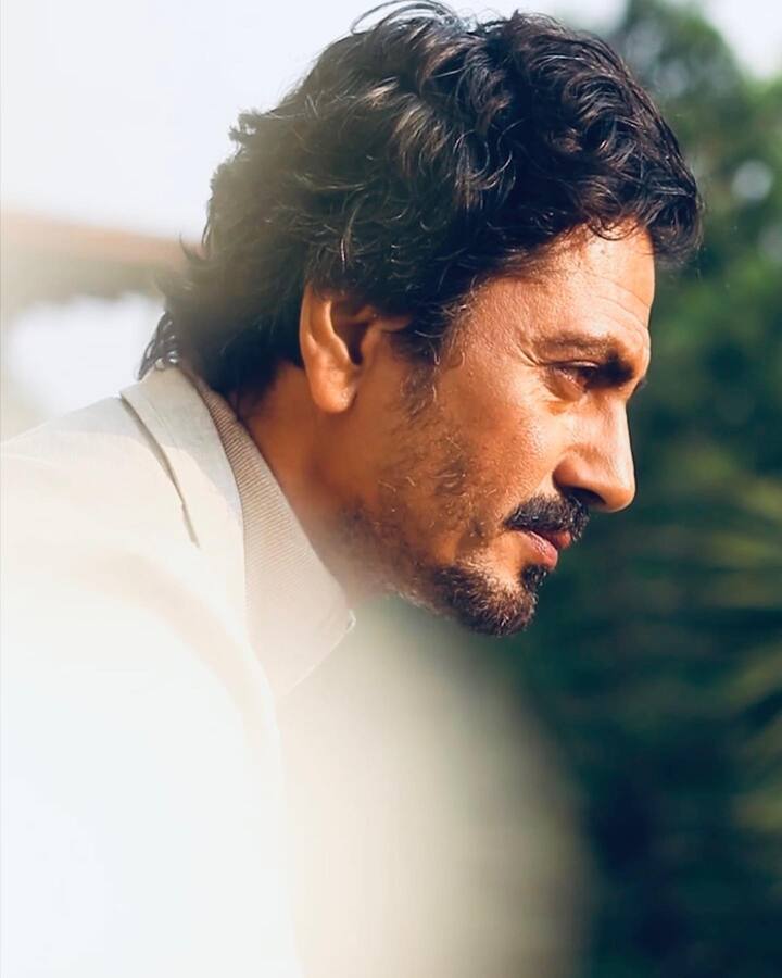 कधी त्याने वॉचमन म्हणून काम केले, तर कधी दारोदारी जाऊन मसाला देखील विकला. एक भूमिका मिळवण्यासाठी त्याने अनेकदा ऑडिशन दिले, यावरून नवाजच्या संघर्षाचा अंदाज लावता येतो. जवळपास 12 वर्षांच्या प्रदीर्घ संघर्षानंतर नवाजला एक मोठा ब्रेक मिळाला आणि इथूनच त्याला खरी ओळख मिळाली.(Photo:/nawazuddin._siddiqui/ig)
