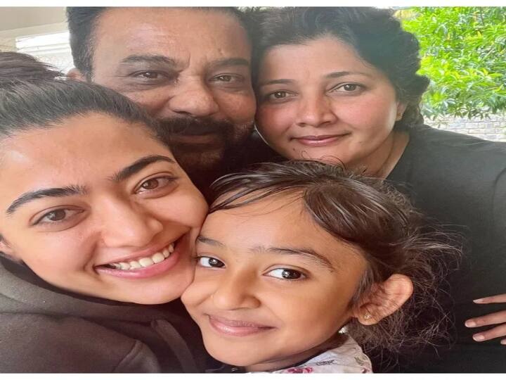 Rashmika shares a happy 'Mandanna family' pic with parents & sister; Says 'you guys bring this smile for us' ”ராஷ்மிகாவுக்கு இவ்வளவு குட்டி தங்கையா?