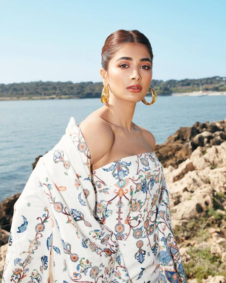 यंदा पूजानं कान्स फेस्टिवलमध्ये रेड कार्पेटवर हजेरी लावली. (PHOTO : @hegdepooja/Instagram)