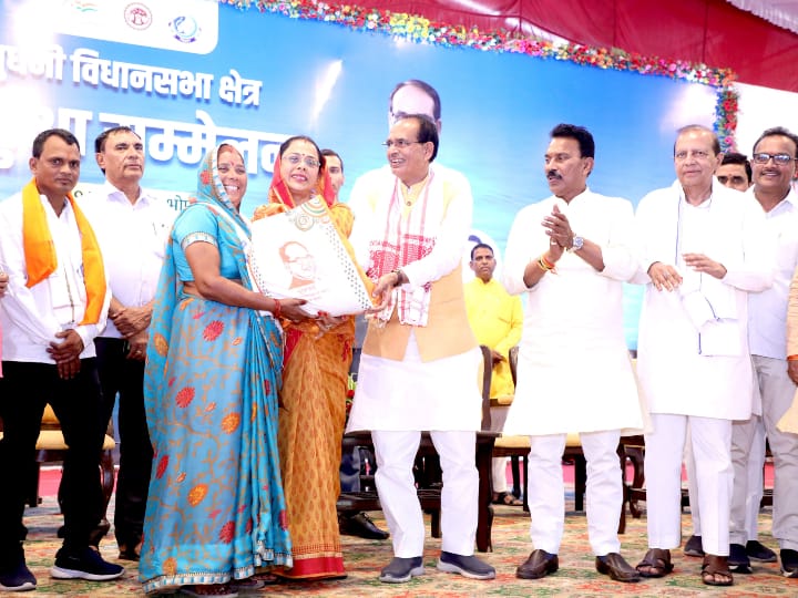 भोपाल में गुरुवार को सीएम हाउस में मछुआरों को मत्स्याखेट किट और मोटरसाइकिल का वितरण किया गया. मुख्यमंत्री शिवराज सिंह चौहान ने कहा कि प्रदेश के मछुआरों को आर्थिक उन्नयन, परिवार के सदस्यों को विवाह, शिक्षा, सहायता, बीमा योजना का लाभ दिलवाने का कार्य किया गया है. मध्य प्रदेश में स्थानीय निकायों में स्मार्ट फिश पार्लर स्थापित होंगे. इससे हमारे मछुआरे भाई-बहनों को संगठित रोजगार मुहैया कराने के साथ ही उपभोक्ताओं को विभिन्न प्रकार की स्वच्छ और ताजी मछलियों की उपलब्धता भी सुनिश्चित हो सकेगी. मुख्यमंत्री मत्स्य विकास योजना प्रारंभ कर मत्स्य बीज उत्पादन और झींगा सह मछली पालन के लिए सहायता दिलवाई जाएगी.