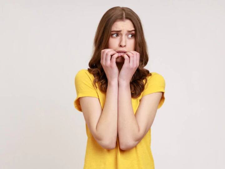 पैरों और हाथों के नाखून आपकी खूबसूरती को बढ़ाते हैं. कई महिलाएं अपने नाखूनों की खूबसूरती को बढ़ाने के लिए तरह-तरह के उपायों का सहारा लेती हैं. वहीं, अगर नाखून में दर्द होने लगे, तो आपके कई कार्य प्रभावित हो सकते हैं. नाखून में दर्द को कम करने के लिए आप घरेलू उपायों का सहारा ले सकते हैं. आइए जानते हैं इन घरेलू उपायों के बारे में- (Photo - Freepik)