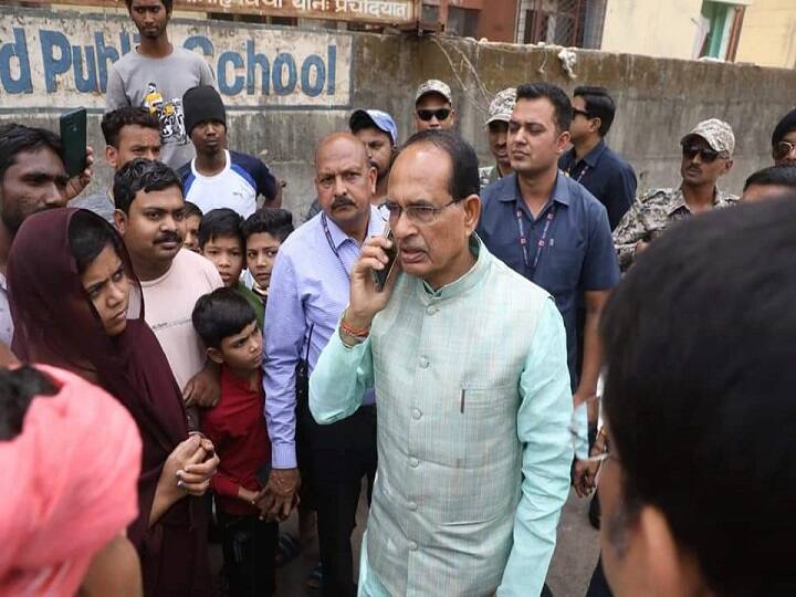 Bhopal Water Crisis: CM Shivraj Singh Chouhan stopped convoy and hearing water problems in bhopal ann Bhopal Water Crisis: पानी के लिए लोगों की कतार देख सीएम शिवराज ने रुकवाया काफिला, जानें फिर क्या हुआ?
