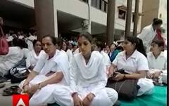 નવસારી આરોગ્ય વિભાગમાં નોકરી કરતી મહિલાને ફરજ મુકત કરાતા આરોગ્ય કર્મીની હડતાળ