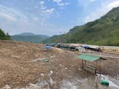 Assam Flood: असम में बाढ़ से हालात बेकाबू, लाखों लोग प्रभावित, रेलवे स्टेशन मलबे में तब्दील, देखें तस्वीरें