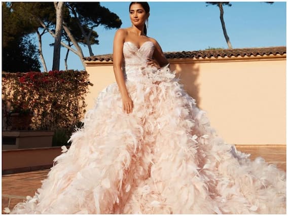 Pooja Hegde Latest Photos In White Off Shoulder Gown Creating Buzz On  Social Media | Cannes 2022: ऑफ शोल्डर डीप नेक गाउन में पूजा हेगड़े ने  बरपाया कहर, ग्लैमरस लुक देख फैंस