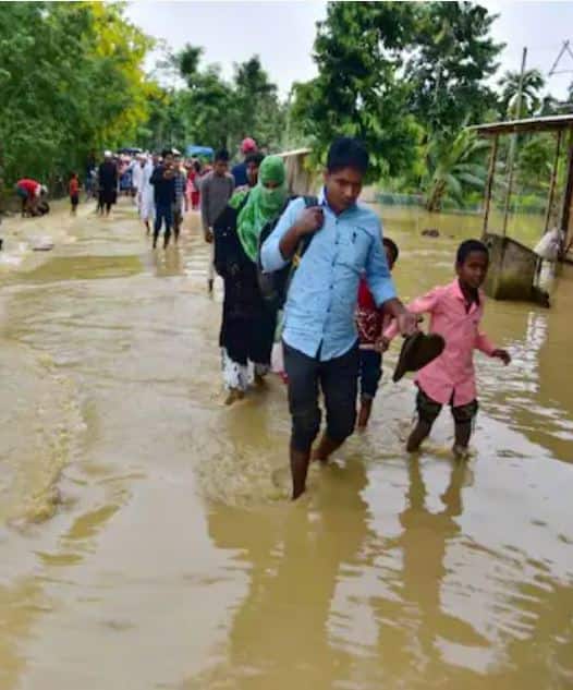 पुराने हाहाकार माजला असून, तिथले जनजीवन विस्कळीत झाले आहे.
