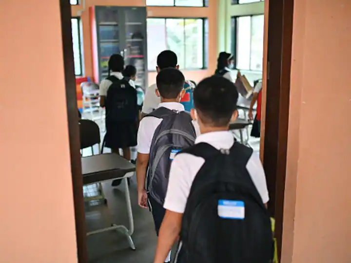 Noida News: नोएडा में 16 स्कूलों पर लगा ताला, खतरे में करीब 1500 बच्चों का भविष्य