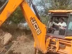 Banda: जल संचयन के काम में बांदा के जिलाधिकारी ने खुद जेसीबी चलाकर की मिट्टी की खुदाई, वीडियो वायरल होने के बाद बताई वजह