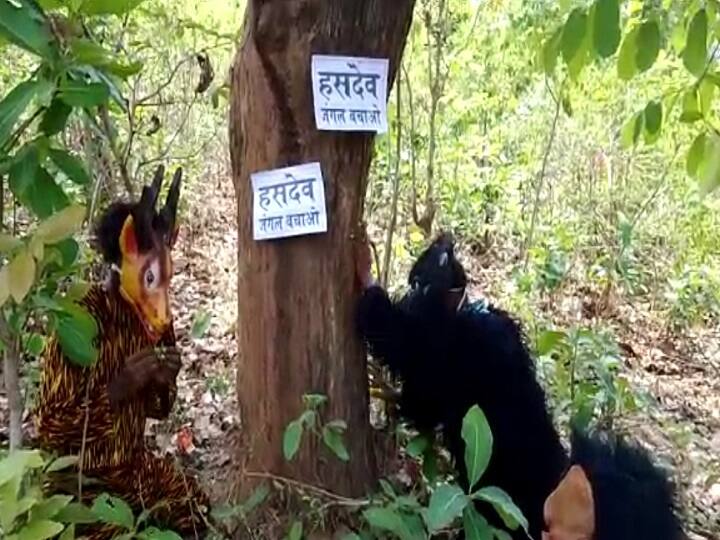 प्रदर्शनकारी शेर, भालू और हिरण की पोशाक पहनकर हसदेव के जंगल को बचाने के लिए प्रदर्शन कर रहे हैं. इनका कहना है कि, जंगल में वन्य प्राणी रहते हैं. जंगल अगर काट दिए जाएंगे तो वन्य प्राणी बेघर हो जाएंगे.