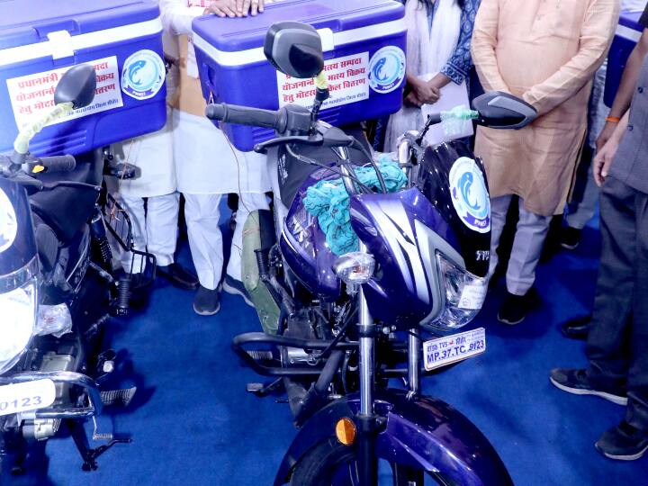 इसके साथ ही मछुआरों को शून्य प्रतिशत ब्याज पर किसान क्रेडिट कार्ड भी उपलब्ध करवाए जाएंगे. मुख्यमंत्री ने आज मुख्यमंत्री निवास में हुए बुधनी क्षेत्र मछुआ सम्मेलन में 400 हितग्राहियों को मत्स्याखेट किट और 50 हितग्राहियों को मत्स्य विक्रय और परिवहन के लिए मोटरसाइकिल का वितरण किया. इसके साथ ही 443 हितग्राहियों को किसान क्रेडिट कार्ड के स्वीकृत पत्र भी प्रदान किए गए. प्रदेश में अब तक एक लाख 5 हजार मछुआरों को यह कार्ड प्रदान किए जा चुके हैं.