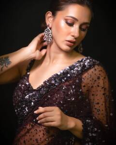 Mimi Chakraborty: কালো শাড়ি, আলো আঁধারিতে- মোহময়ী ফটোশ্যুট মিমির