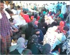 Bareilly News: भगवान के नाम पर भू-माफियाओं ने जमीन पर कर लिया कब्जा, 1942 से यहां चल रही थी मंडी, धरने पर बैठे लोग