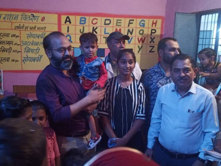 Sehore MP Collector Chandra Mohan Thakur visited Anganwadi center of CM Shivraj Singh Chouhan village ANN Sehore News: आंगनबाड़ी केंद्र पहुंचकर कलेक्टर ने खुद की बच्चों के ऊंचाई और वजन की जांच, अधिकारियों को दिए ये निर्देश